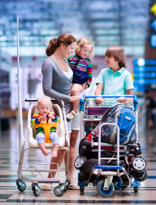 Fortbewegung im Flughafen mit Kindern und Kinderwagen/Buggys