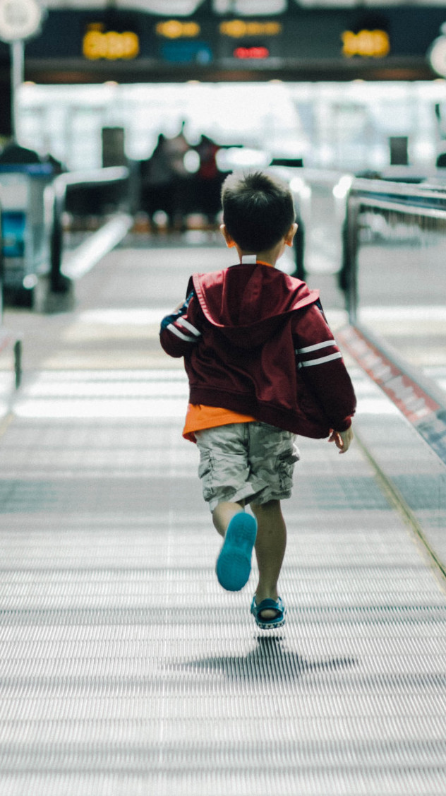 Aviokompānija ir atbildīga par bērniem, kuri ceļo vieni (bērni bez pavadoņa) visā viņu ceļojuma laikā (no izlidošanas lidostas līdz viņu pēdējam galamērķim).